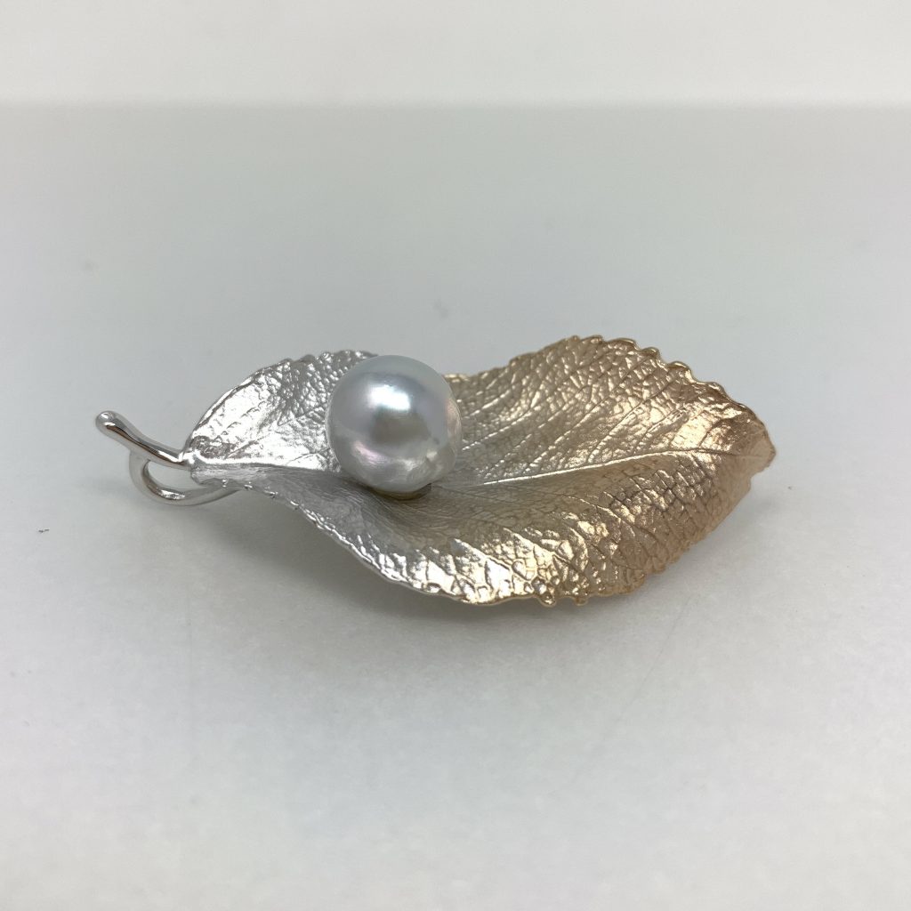 葉っぱのブローチです