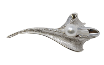 White South Sea Pearl White Gold Diamond ‘Stem and Leaf’ Brooch Pin (B5)