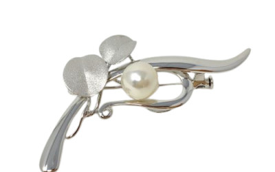 White Akoya Pearl Silver ‘Leaf and Stem’ Brooch Pin (B19)