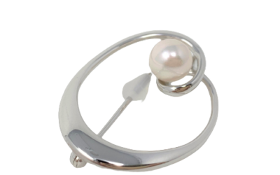 White Akoya Pearl ‘Dynamic Silver Loop’ Brooch Pin (B20)