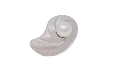 White Akoya Pearl Silver 勾玉 Magatama Brooch Pin (B11)