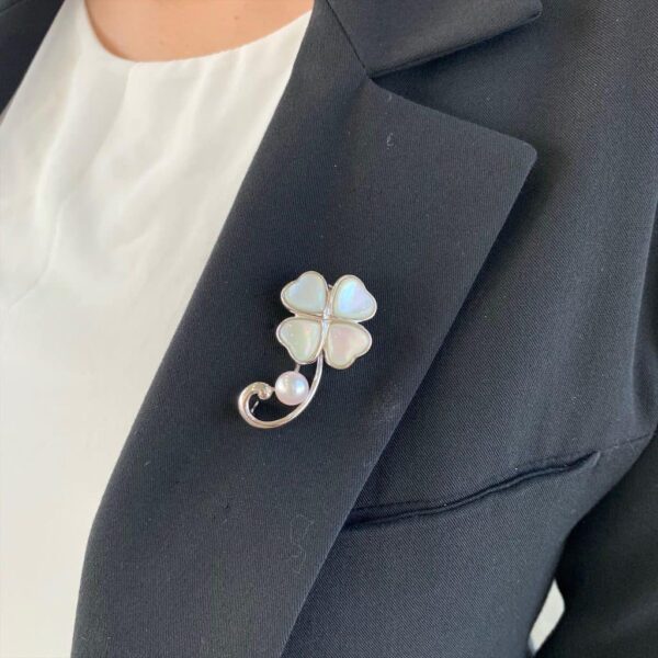 Four Leaf Clover Pin with Single Akoya Pearl