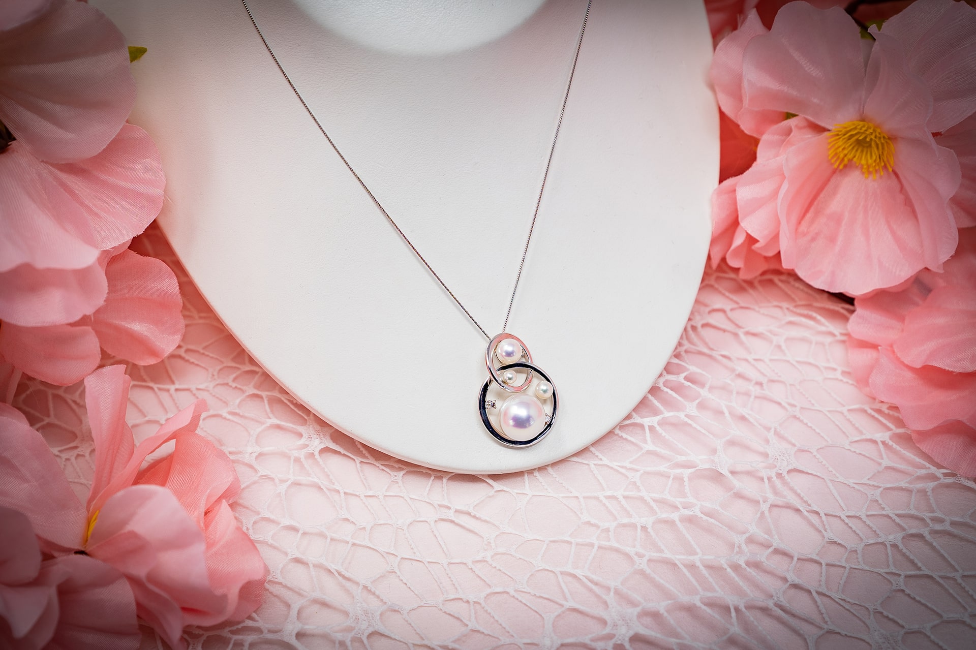 Elegance Personified: Discover the Allure of Pearl Pendant Necklaces – Mother of Pearl and Akoya Pearl Pendants