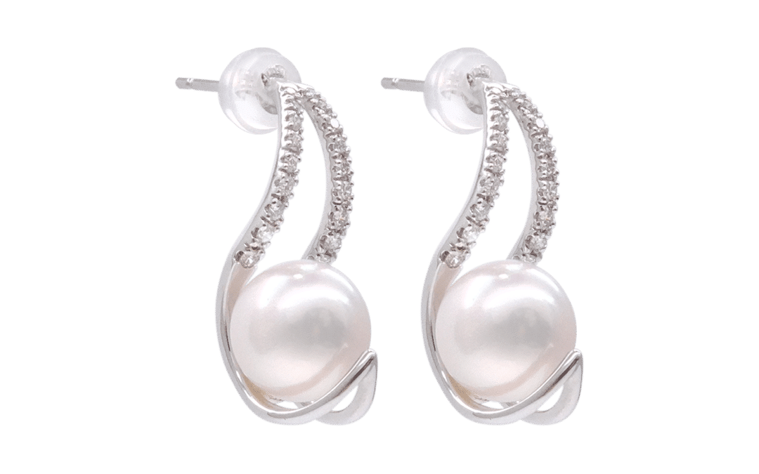 White gold K18 Akoya pearl Earring with diamonds (E260)