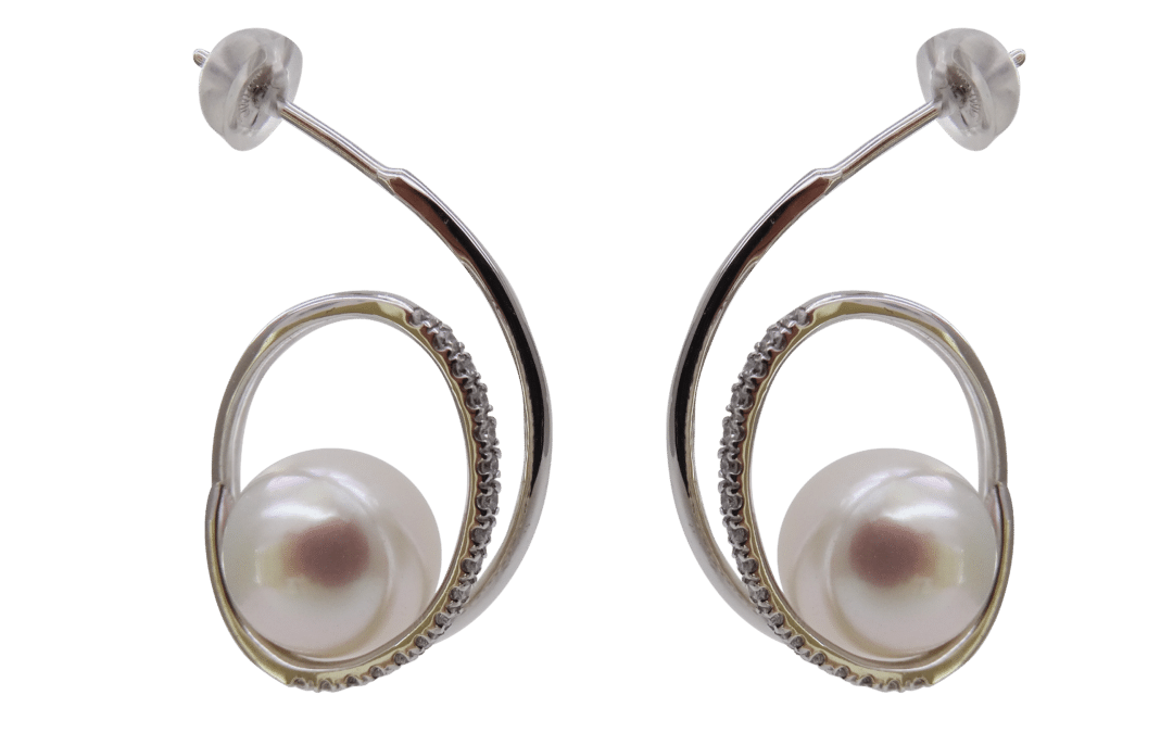 White South Sea pearl Earrings in K18 White Gold, Adorned With Diamonds(E263)