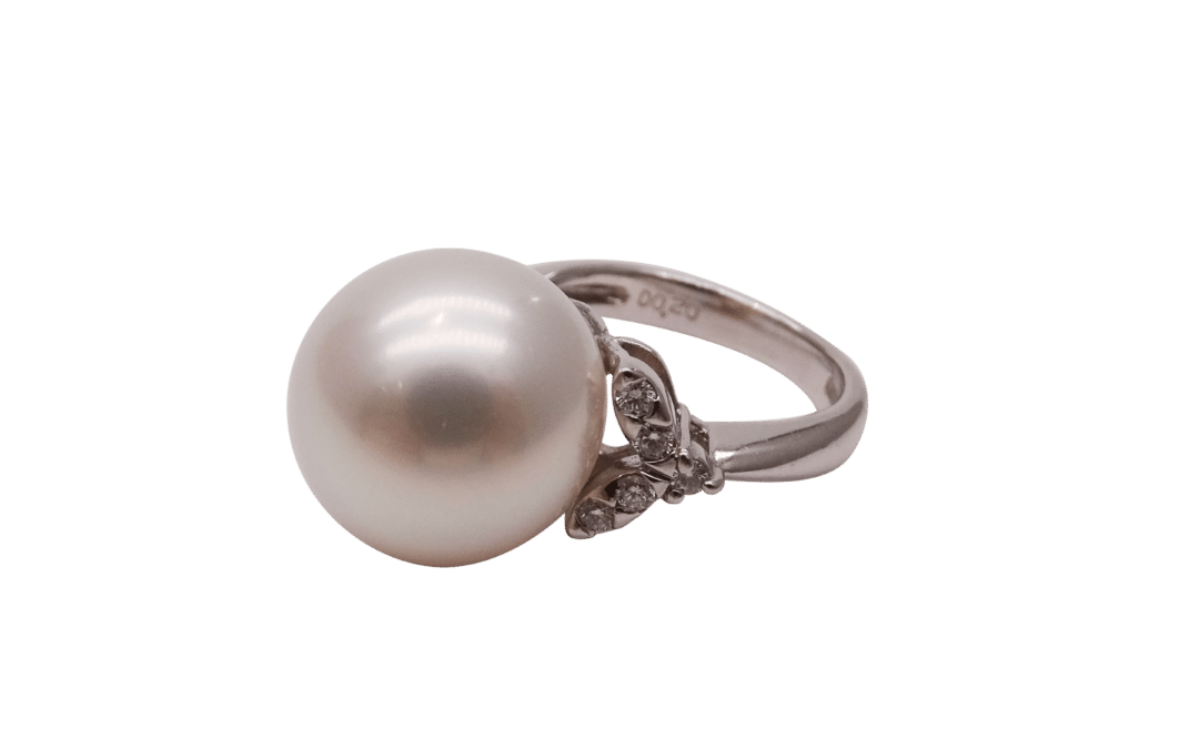 K18 Gold White South Sea Pearl ring featuring a dazzling 0.20ct diamonds(R65)