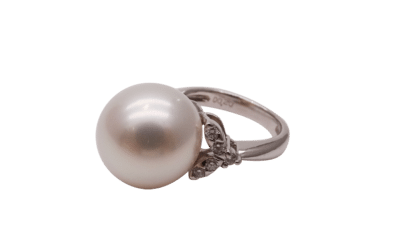 K18 Gold White South Sea Pearl ring featuring a dazzling 0.20ct diamonds(R65)