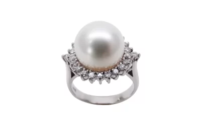 Classic White South Sea Pearl Ring featuring a dazzling 0.47ct diamonds(R70)