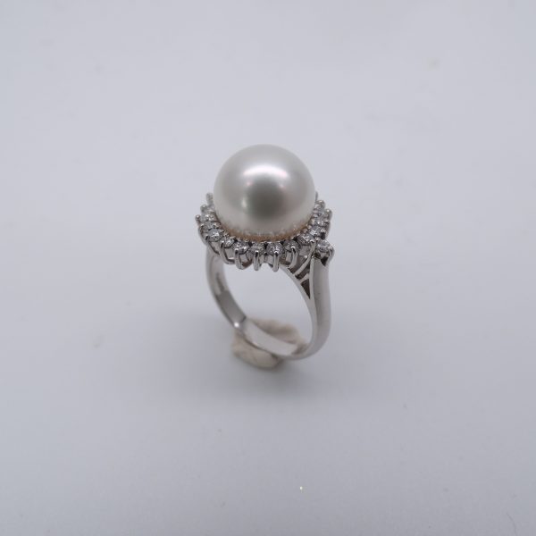 Classic White South Sea Pearl Ring featuring a dazzling 0.47ct diamonds(R70) - Image 4