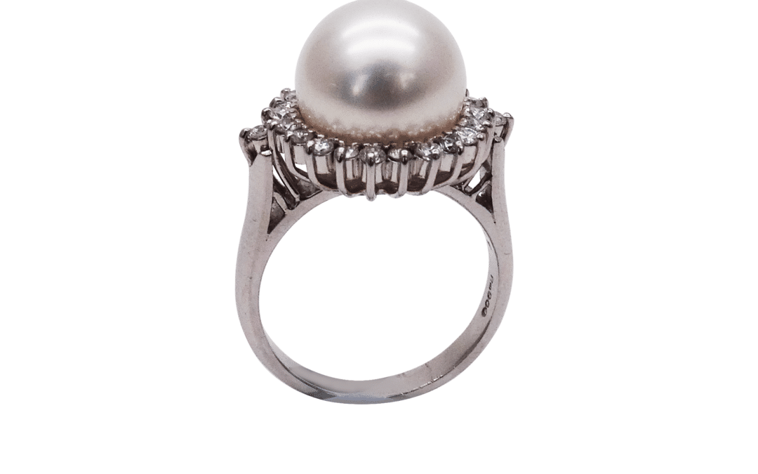 Classic White South Sea Pearl Ring featuring a dazzling 0.47ct diamonds(R70)