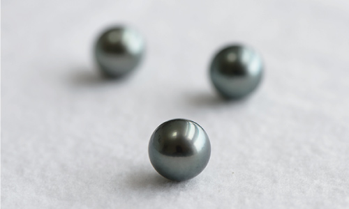 Learn about pearls with Black pearls